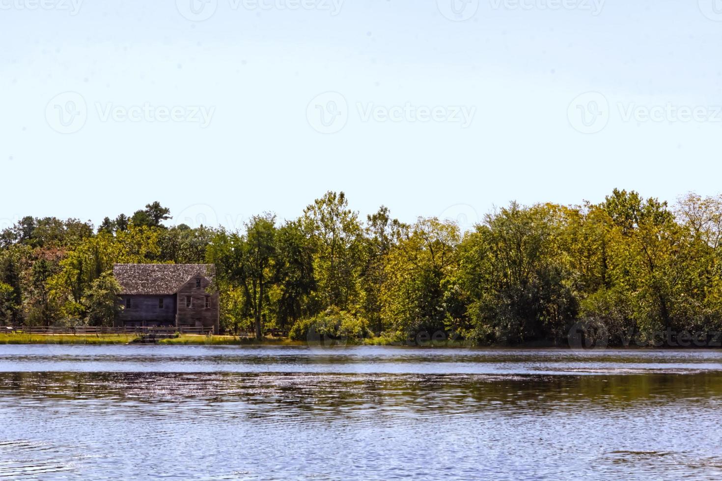maison cachée sur le lac photo