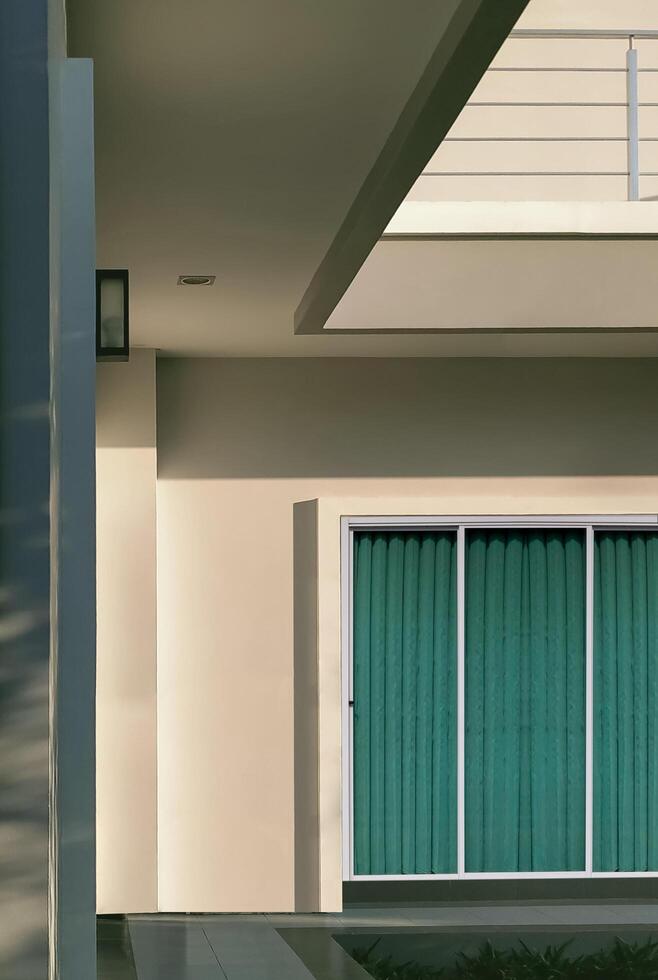 lumière du soleil et ombre sur extérieur mur surface de moderne maison dans verticale cadre, architecture Contexte concept photo