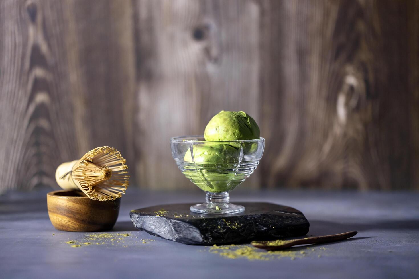 matcha vert thé la glace crème avec chasser fouet sur rustique en bois Contexte pour traditionnel Japonais dessert concept photo