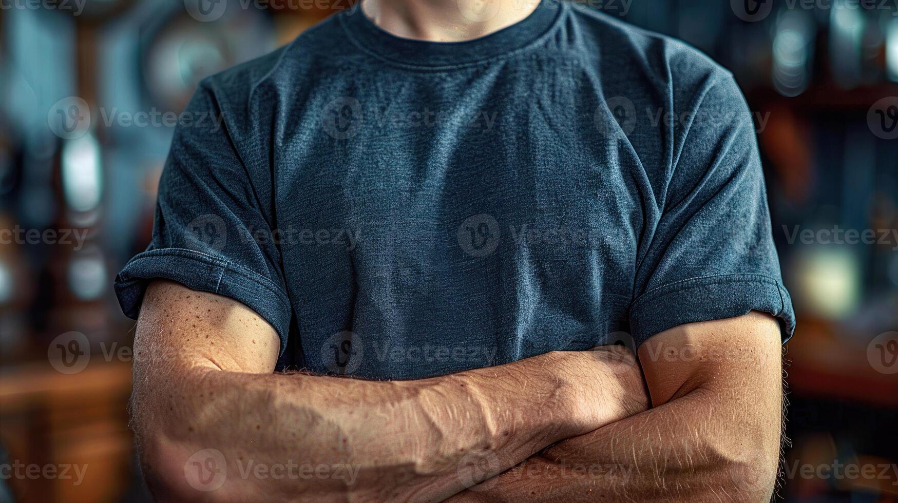 une homme permanent droit avec le sien bras plié à travers le sien poitrine photo