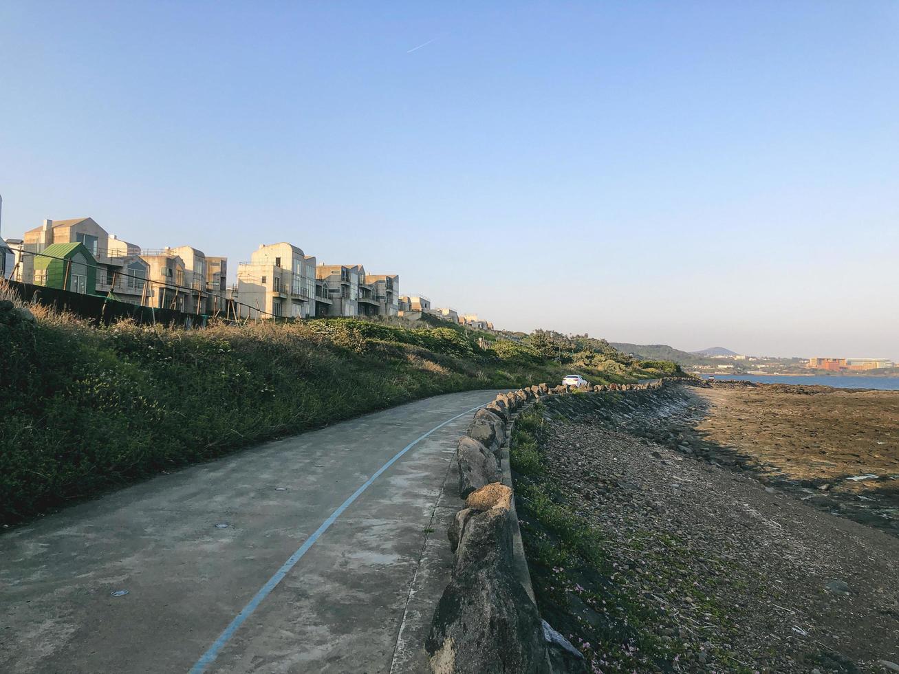 vieille route sur l'île de jeju. été en corée du sud photo