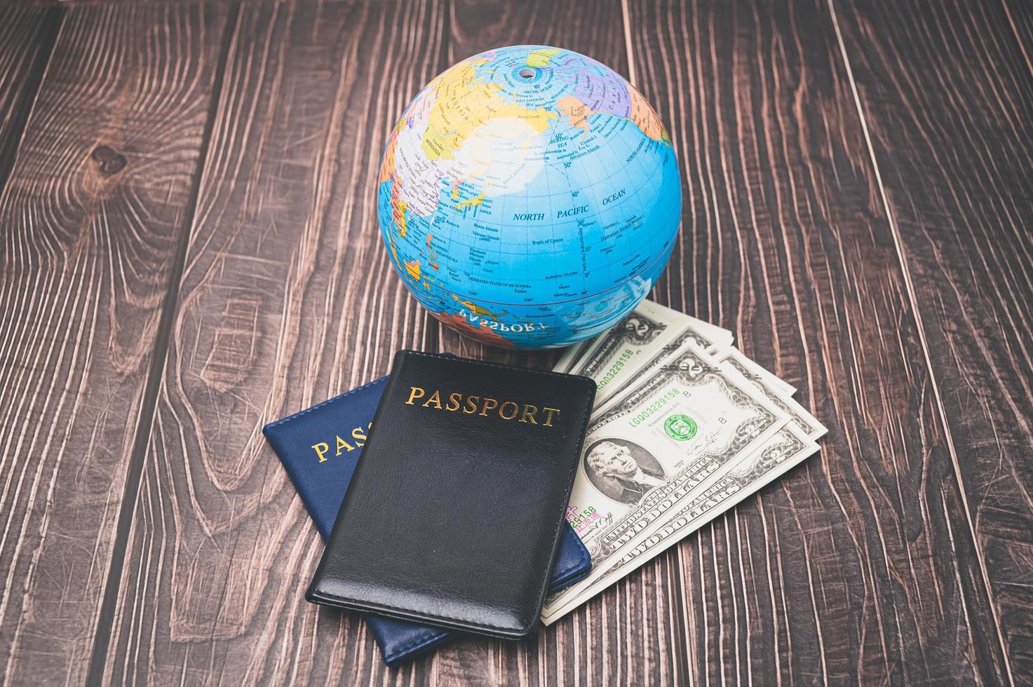 passeport économiser de l'argent pour voyager et faire des affaires dans le monde entier. photo