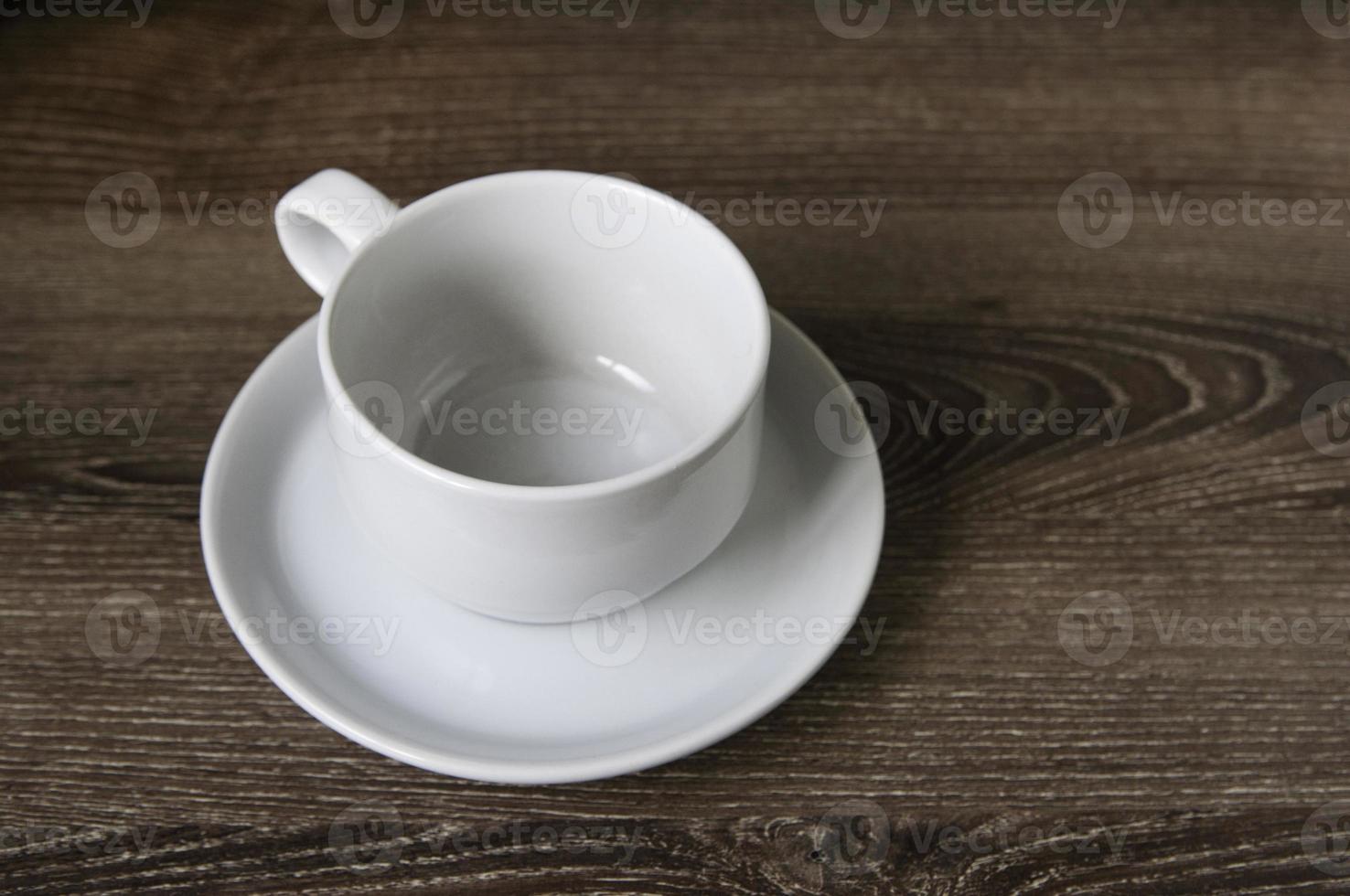 tasse de café sur un brun en bois photo