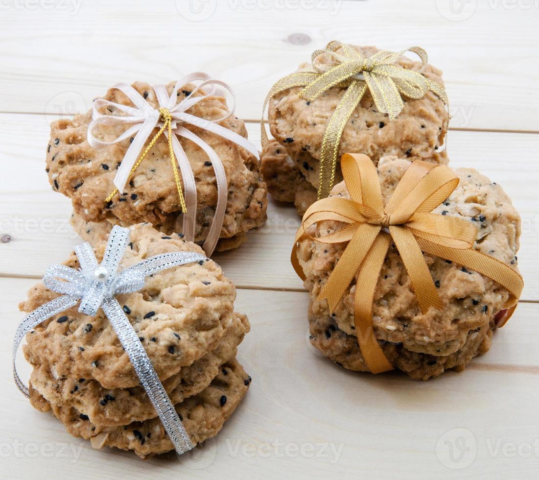 placez les biscuits avec un ruban noué sur un plancher en bois. photo