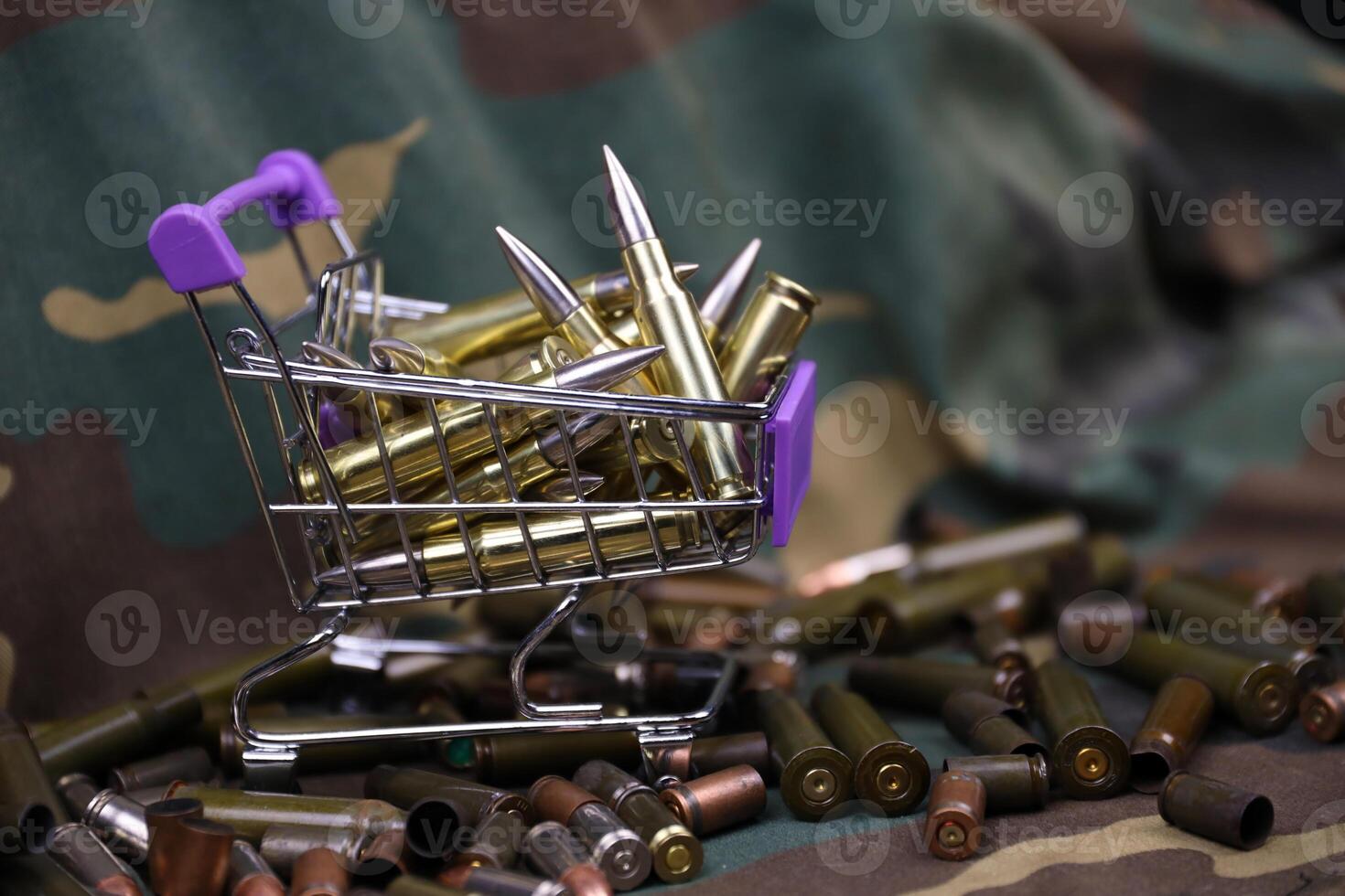 fusil cartouches dans petit achats Chariot. gros calibre munitions cartouches avec une petit achats panier photo