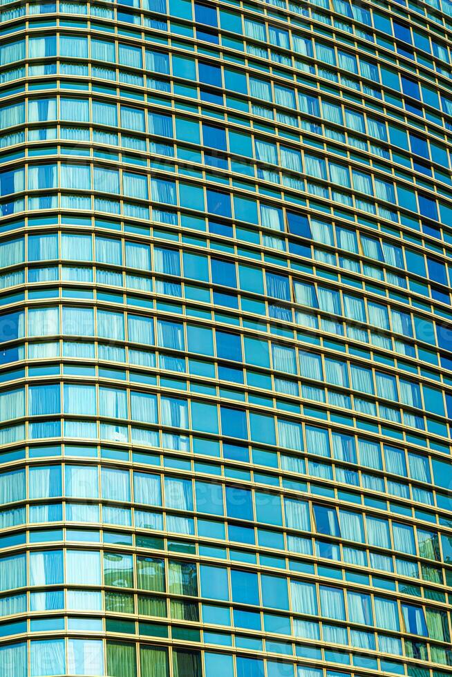 fragment de une moderne Bureau bâtiment. abstrait géométrique Contexte. partie de une gratte-ciel avec verre les fenêtres. photo