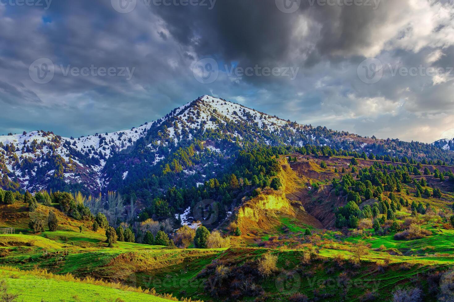 Montagne Haut couvert avec Jeune neige et illuminé par le Soleil sur une ensoleillé journée. Montagne paysage. photo