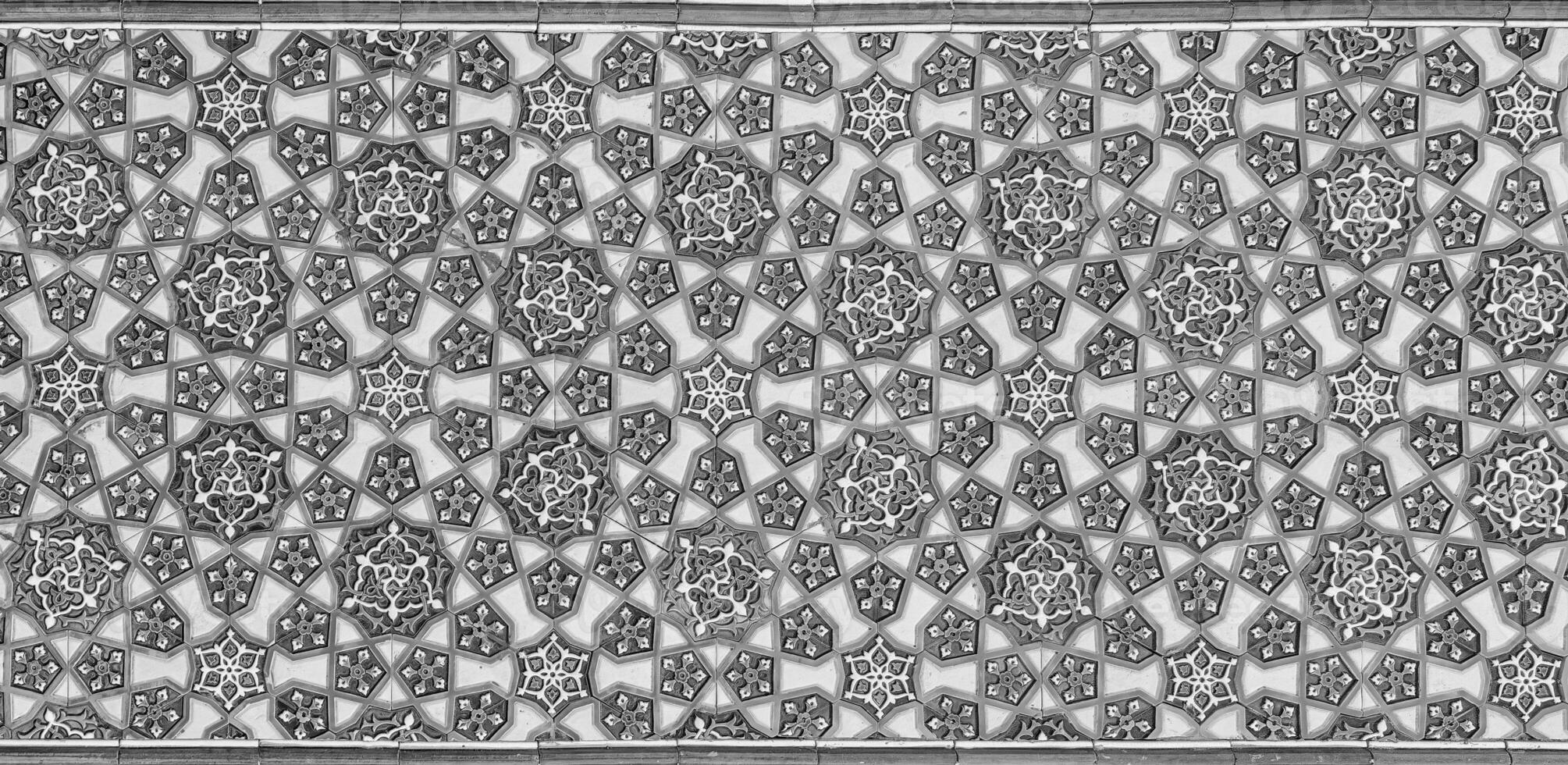 géométrique traditionnel islamique ornement. fragment de une céramique mosaïque. noir et blanche. photo