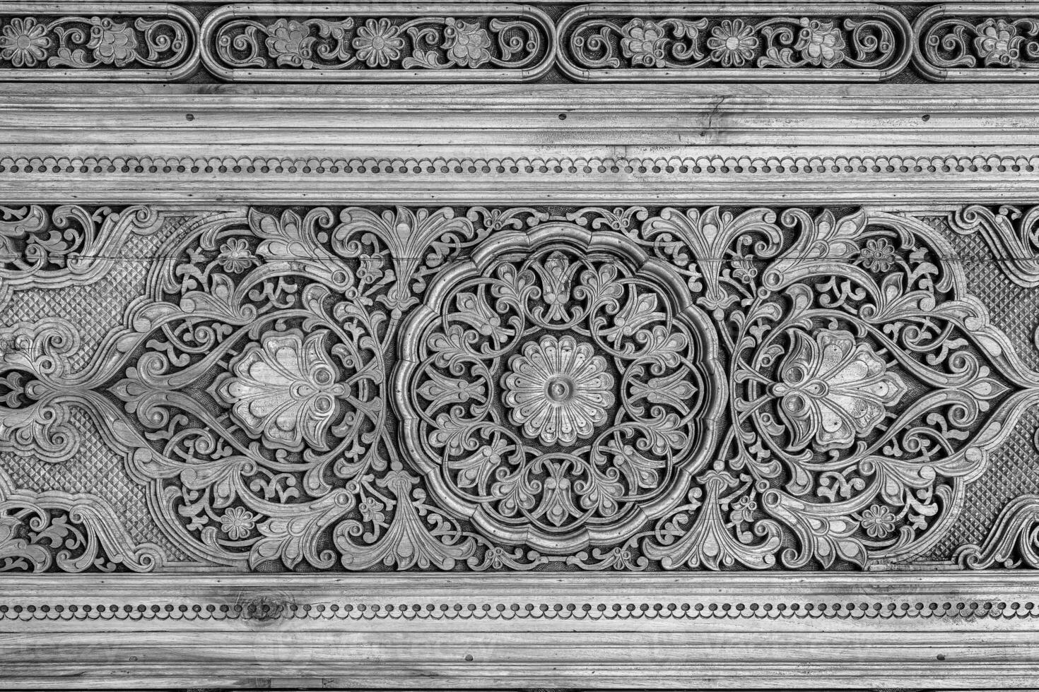 noir et blanc fragment de un ancien sculpté en bois porte. orné. photo