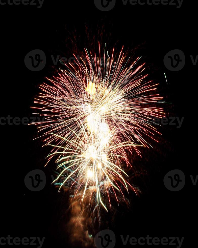 coloré fête feux d'artifice isolé sur une noir ciel Contexte. photo