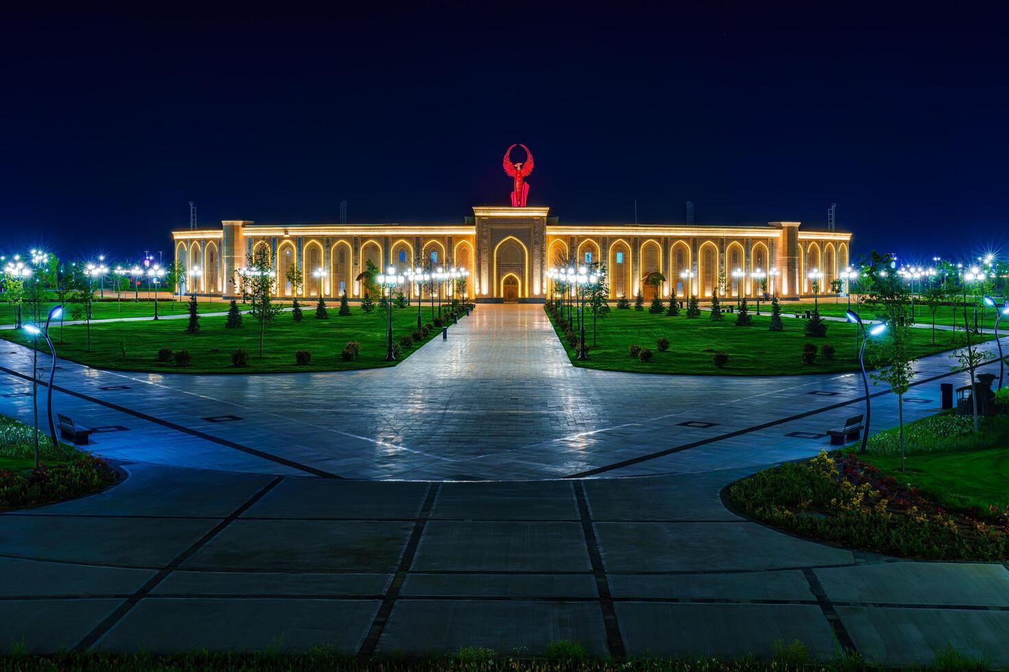 Ouzbékistan, Tachkent - avril 25, 2023 le territoire de le parc Nouveau Ouzbékistan avec monument de indépendance dans le forme de une stèle avec une humo oiseau à nuit. photo