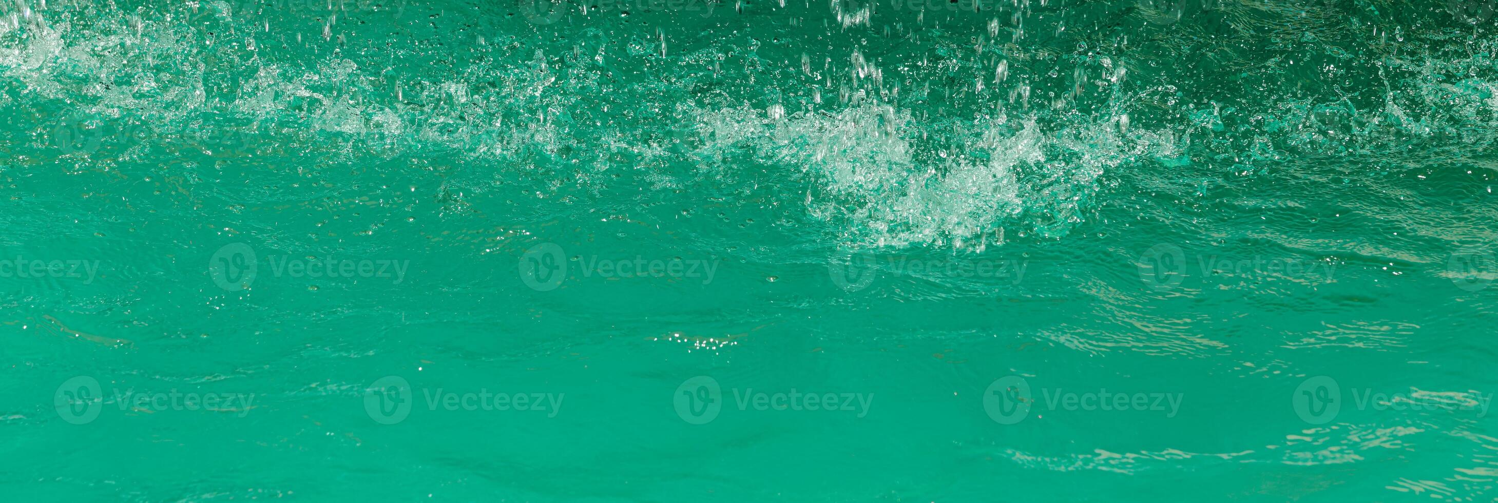 turquoise couler de chute l'eau et éclaboussures de il, illuminé par lumière du soleil. la nature Contexte. photo