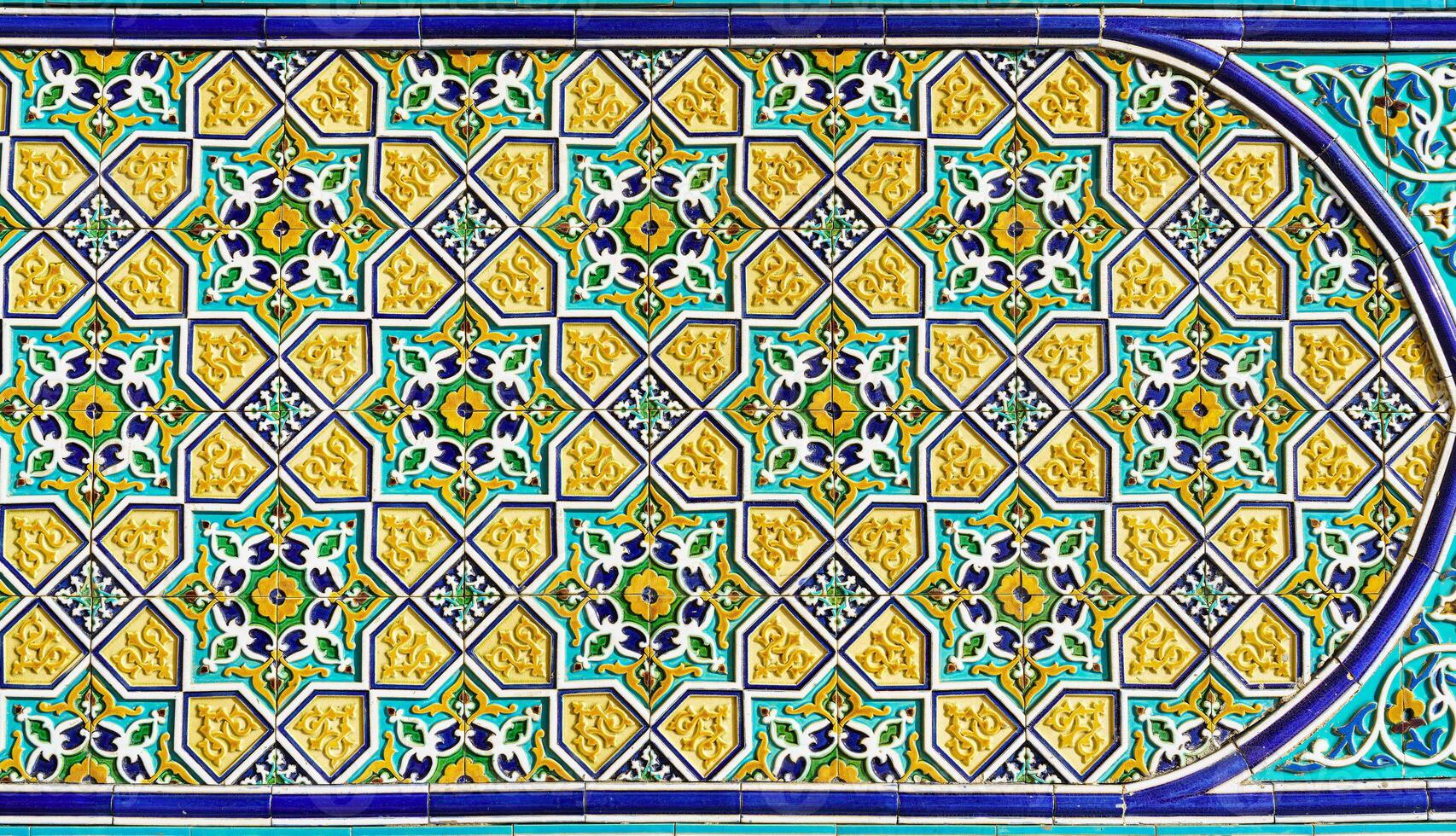 géométrique traditionnel islamique ornement. fragment de une céramique mosaïque. photo