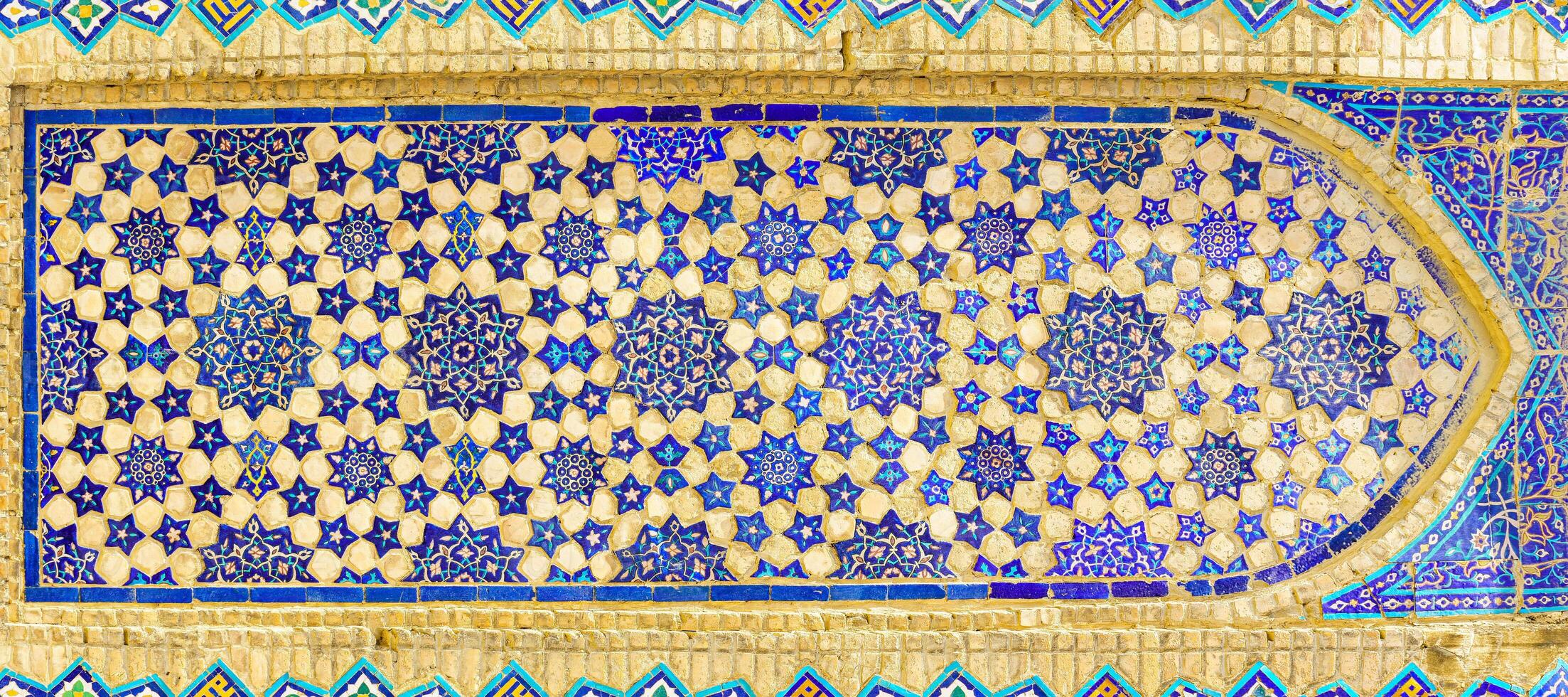 géométrique traditionnel islamique ornement. fragment de une céramique mosaïque. photo