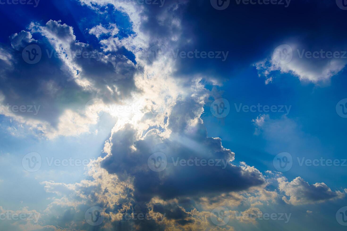 rayons de soleil rupture par spectaculaire cumulus des nuages. changement de temps. espérer ou religion concept. photo