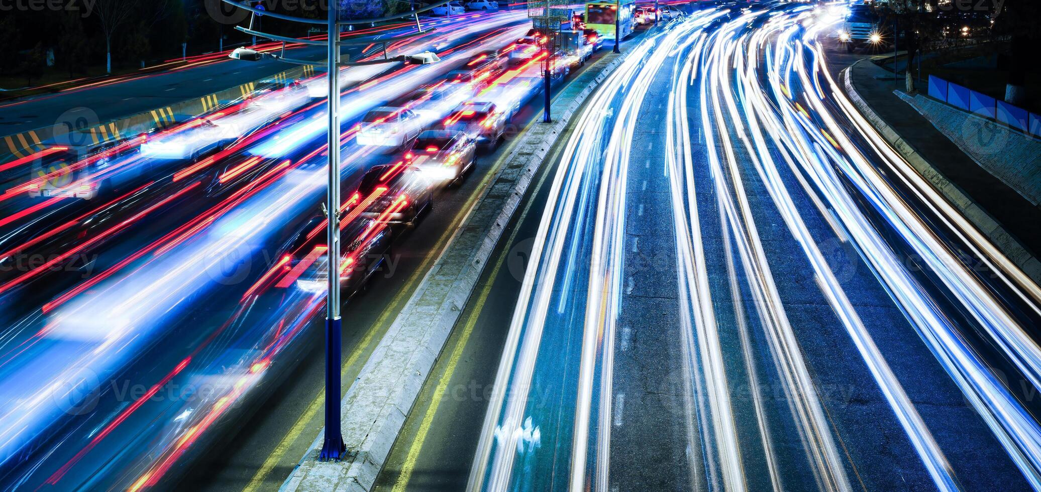 voiture circulation lumière à nuit ville. photo