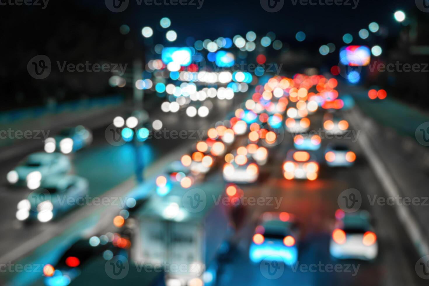 flou voiture circulation lumière à nuit ville. circulation confiture dans soir se ruer heure. photo