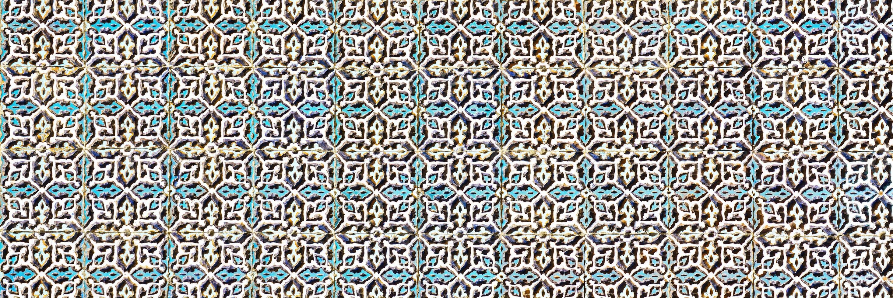 géométrique traditionnel islamique ornement. fragment de une céramique mosaïque. photo