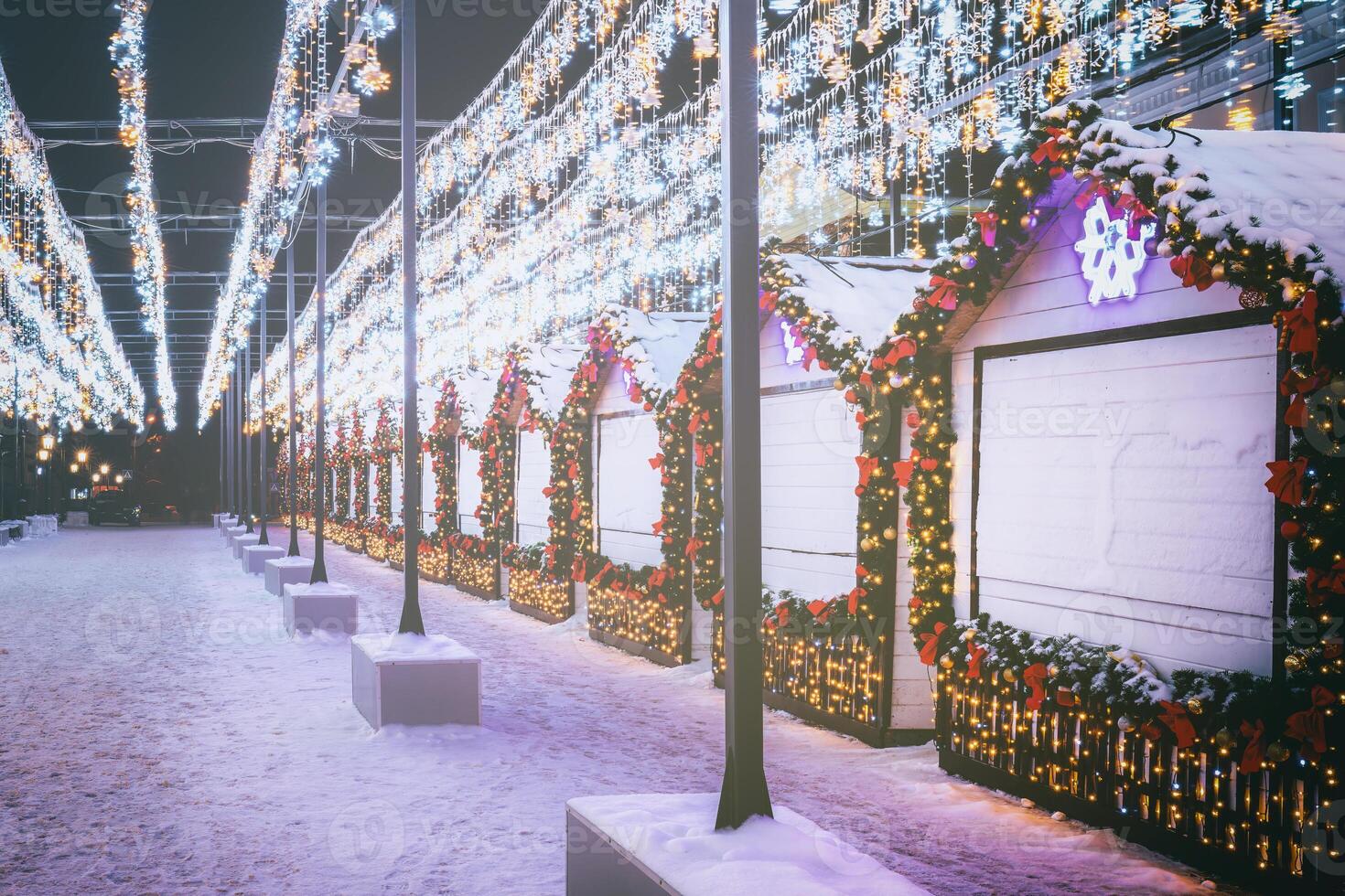 Noël ou Nouveau années marché dans une L'Europe  avec Maisons décoré avec jouet des balles et guirlandes à nuit. ancien film esthétique. photo