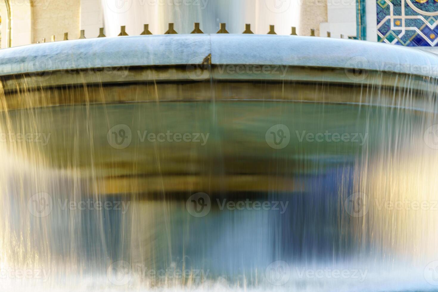 écoulement l'eau couler dans une Fontaine fermer. photo