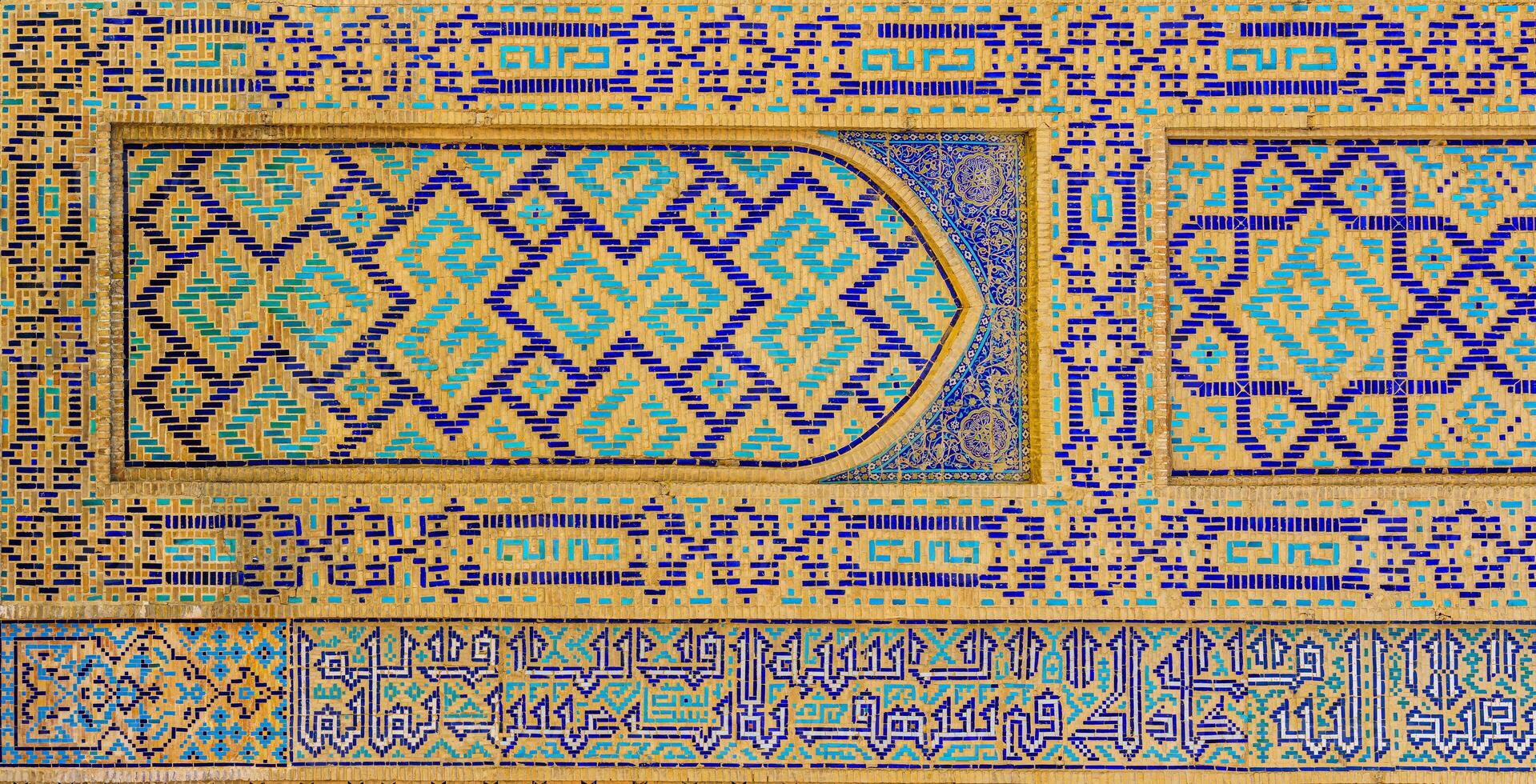 géométrique traditionnel islamique ornement. fragment de une céramique mosaïque. photo