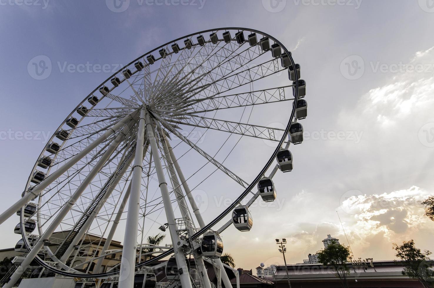 grande roue sur ciel bleu photo