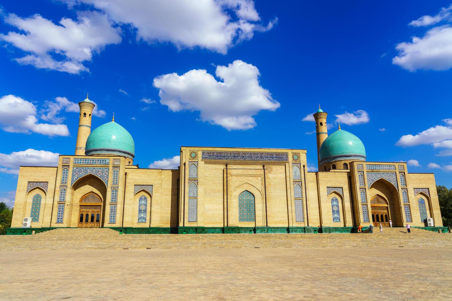 Ouzbékistan, Tachkent - octobre 4, 2023 Hazrati imam complexe sur une ensoleillé journée avec une nuageux ciel. photo