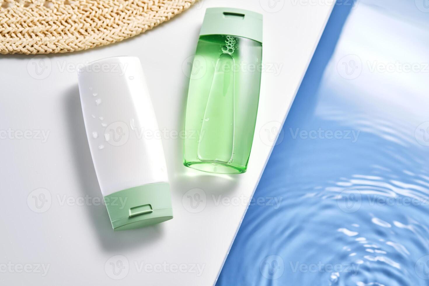 shampooing et douche gel avec hydratant et Soleil protection effet. photo