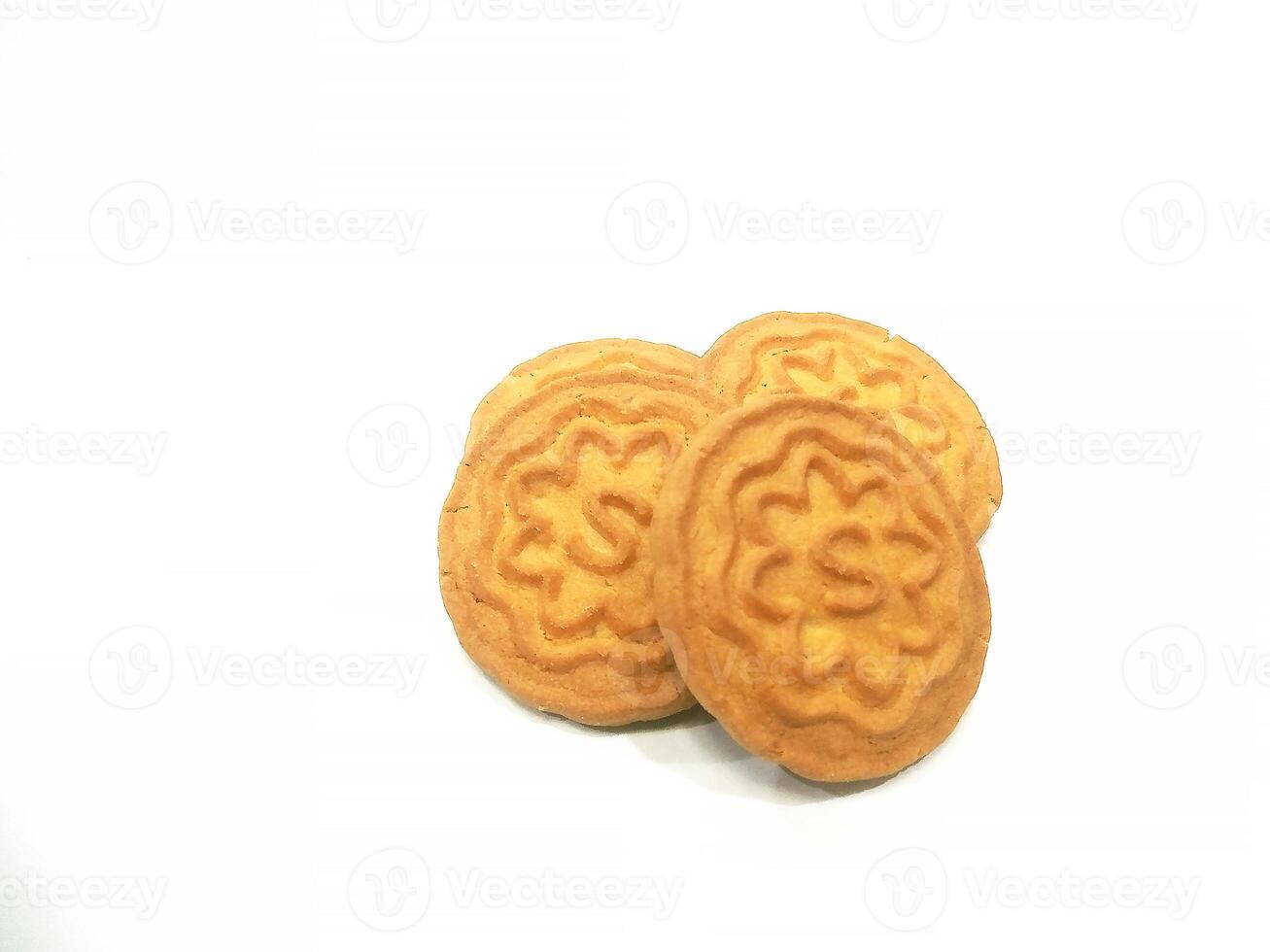 blé des biscuits des biscuits - une empiler de délicieux blé rond des biscuits avec une peu les miettes isolé sur blanc photo