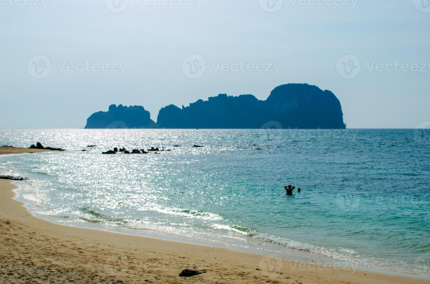 magnifique mer et plage vue et turquoise l'eau dans Thaïlande photo