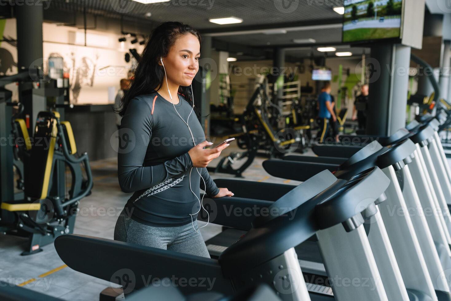 portrait de aptitude femme fonctionnement sur tapis roulant dans Gym écoute à musique.exercice concept.fitness et en bonne santé mode de vie photo