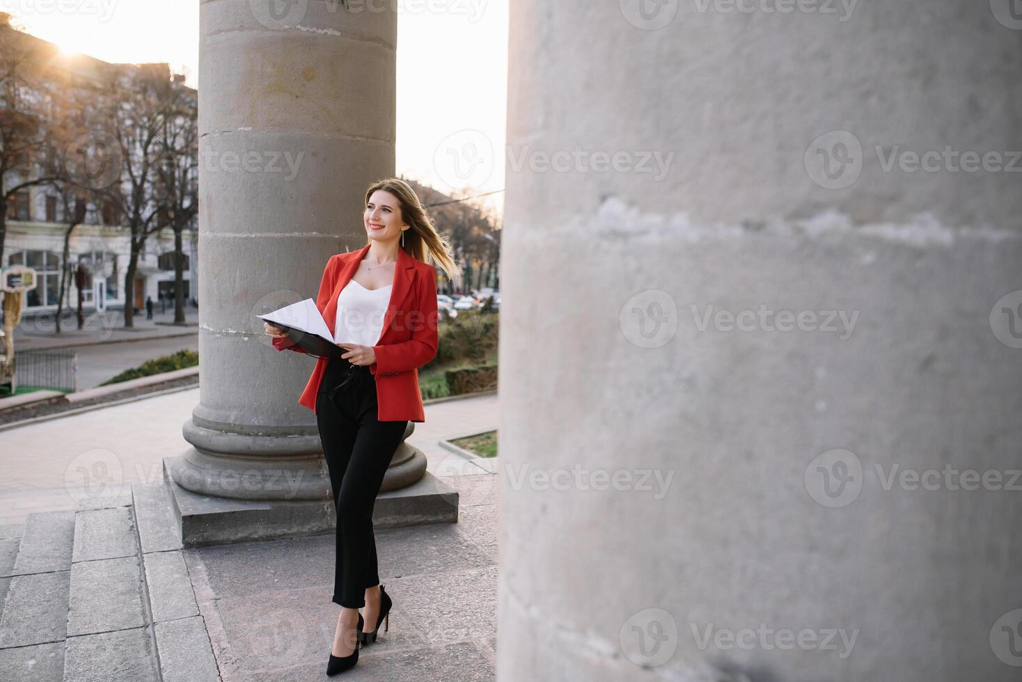 portrait de affaires femmes dans sentiment de concentrer stress et voir supporter et tenir le papier fichier feuille dans le Extérieur piéton marcher façon avec le ville espace de extérieur moderne façade bâtiment photo