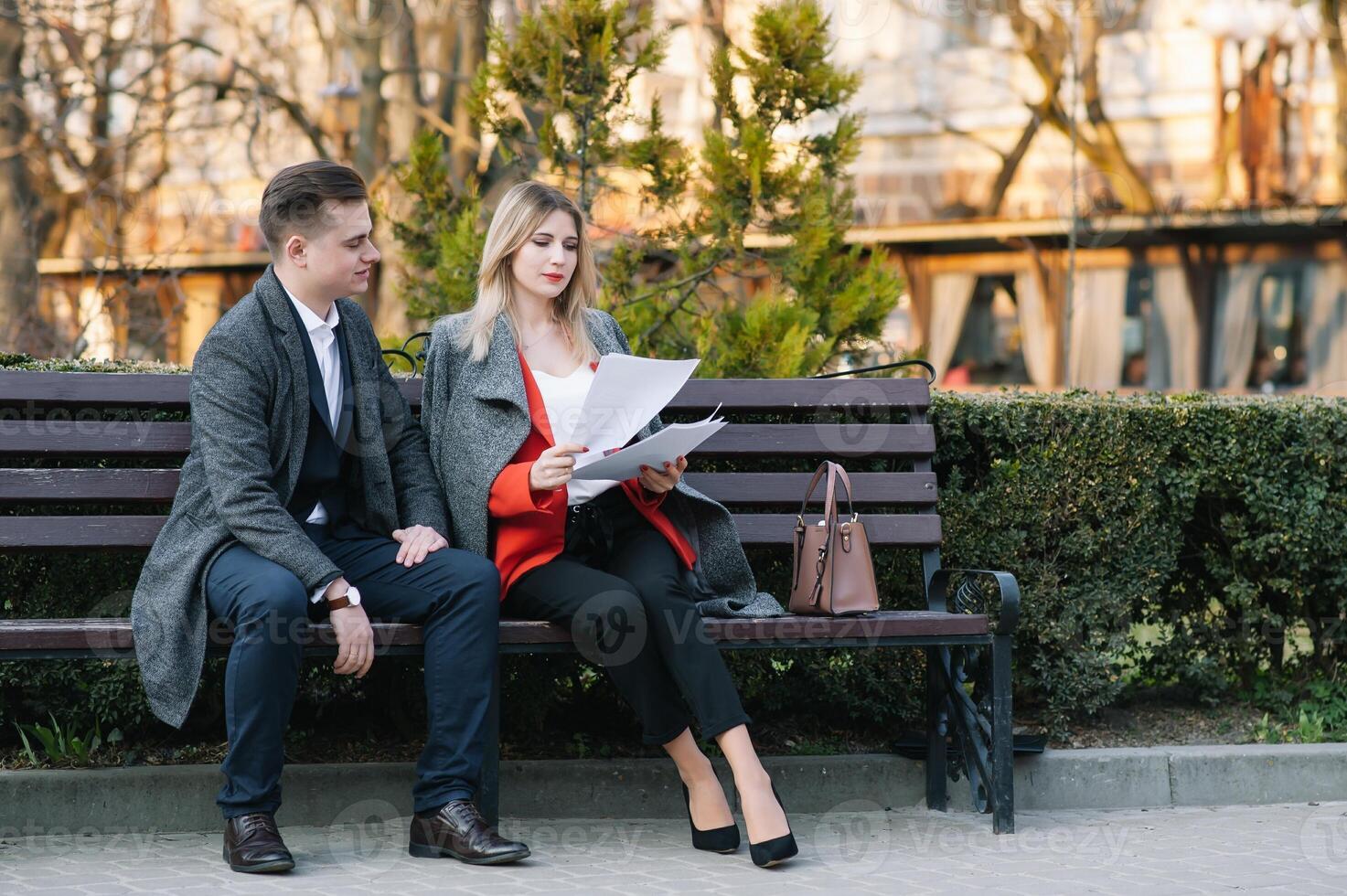 affaires gens en marchant et parlant dans le rue photo