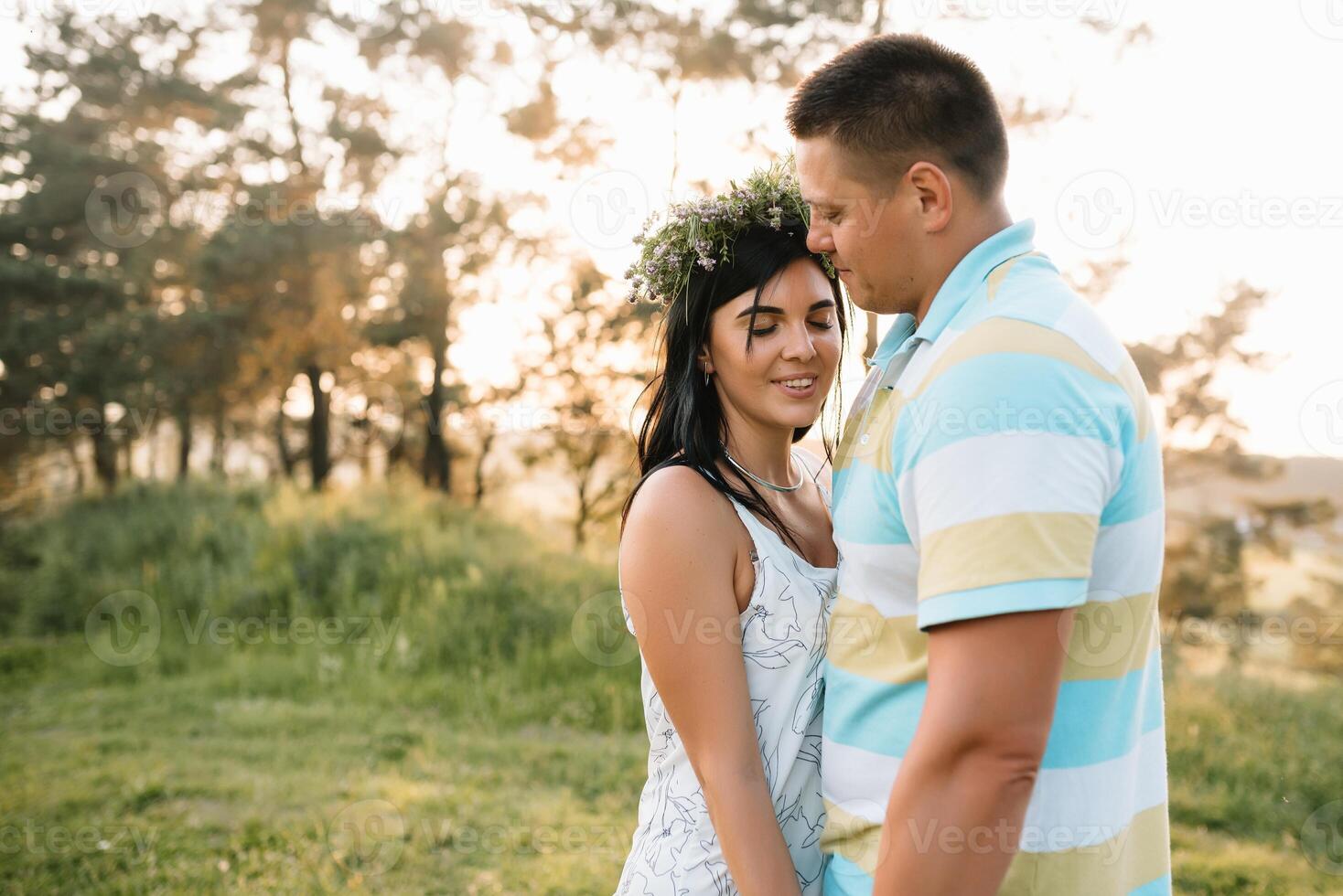 profiter temps ensemble. élégant et aimant couple profiter chaque autre par le mer. le couple est Jeune et dans l'amour. le concept de jeunesse, l'amour et mode de vie. magnifique le coucher du soleil sur une été journée. photo