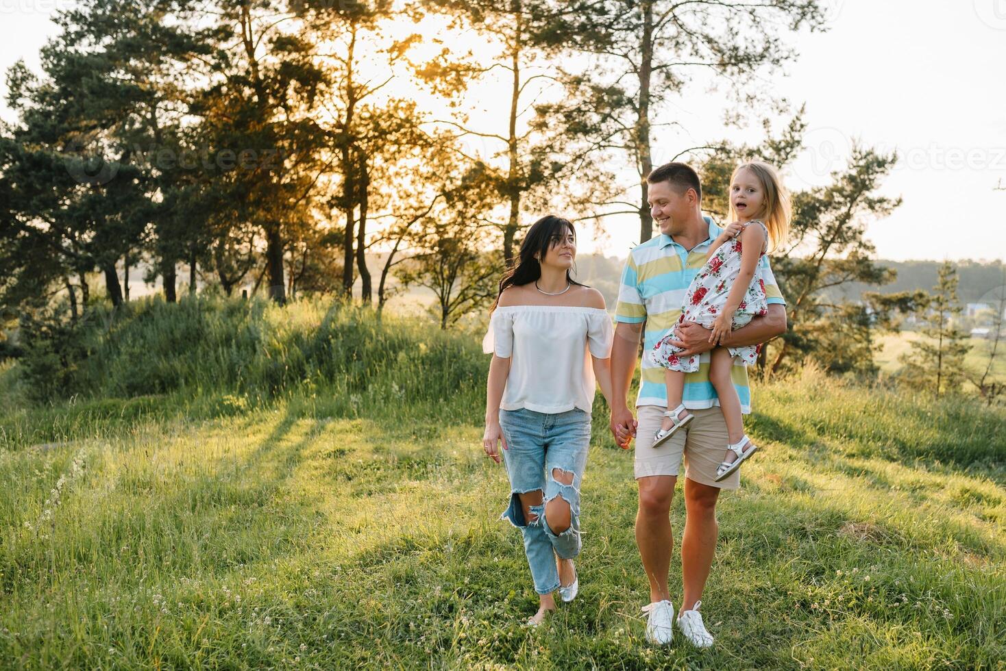 content famille concept - père, mère et enfant fille ayant amusement et en jouant dans la nature photo