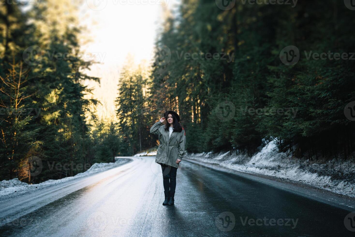 content fille avec chapeau dans forêt à Montagne route arrière-plan, se détendre temps sur vacances concept Voyage ,couleur de ancien Ton et doux se concentrer. photo