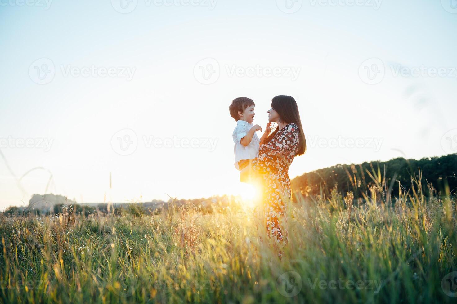 élégant mère et Beau fils ayant amusement sur le la nature. content famille concept. beauté la nature scène avec famille Extérieur mode de vie. content famille repos ensemble. bonheur dans famille vie. les mères journée photo