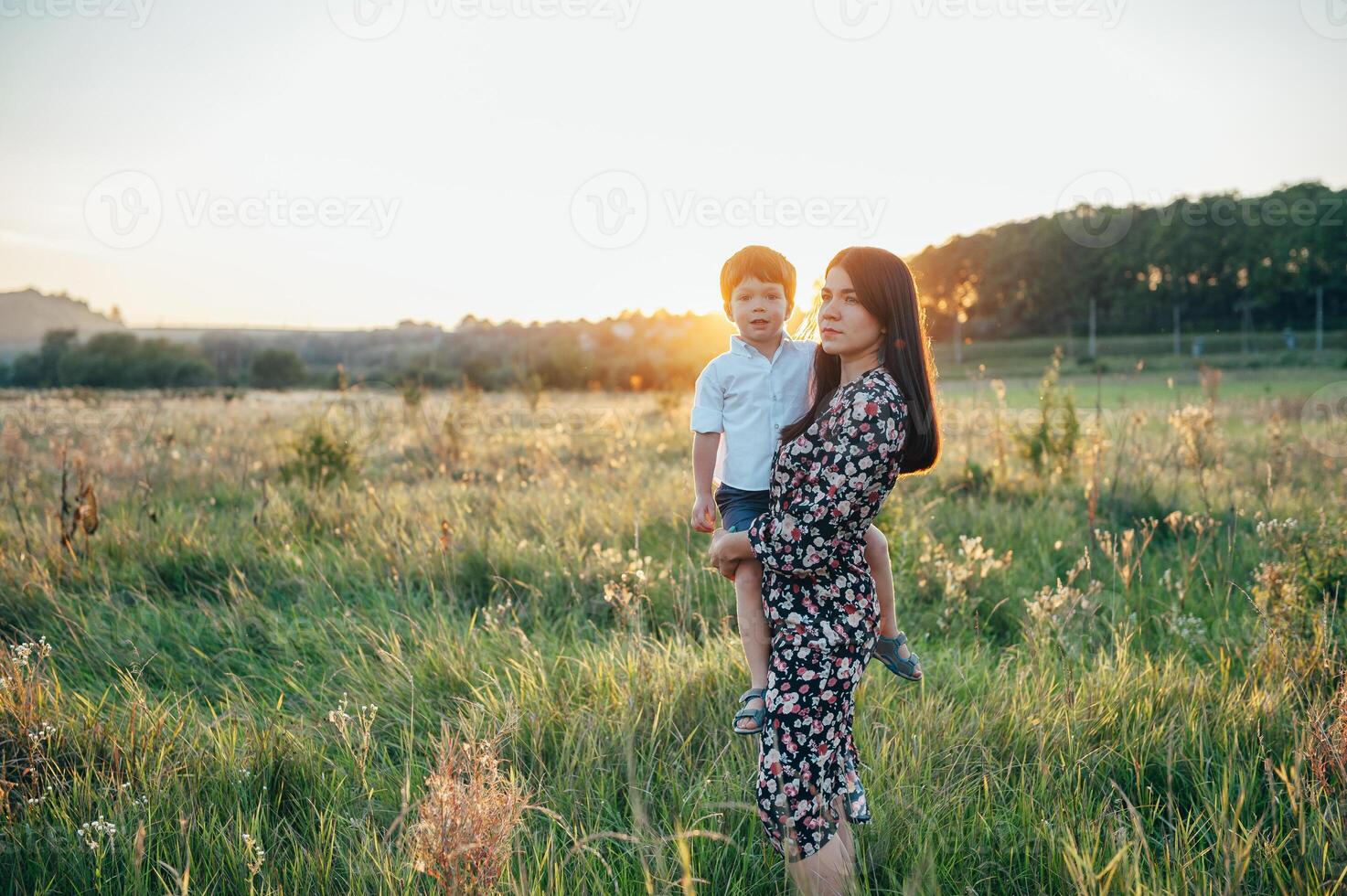 élégant mère et Beau fils ayant amusement sur le la nature. content famille concept. beauté la nature scène avec famille Extérieur mode de vie. content famille repos ensemble. bonheur dans famille vie. les mères journée photo