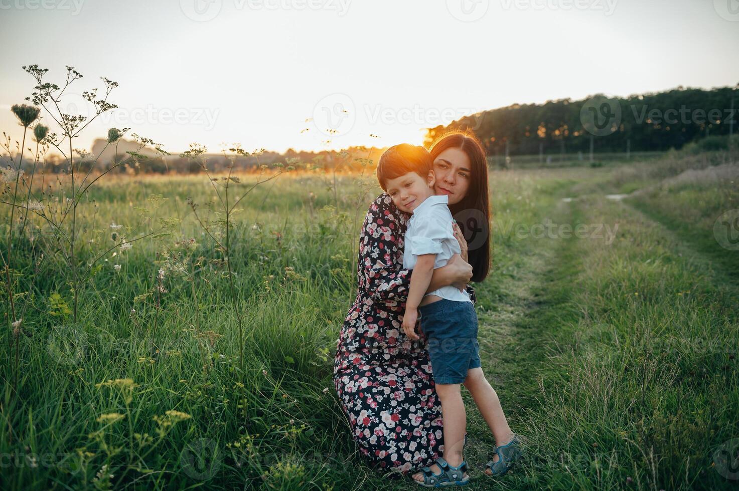 élégant mère et Beau fils ayant amusement sur le la nature. content famille concept. beauté la nature scène avec famille Extérieur mode de vie. content famille repos ensemble. bonheur dans famille vie. les mères journée photo