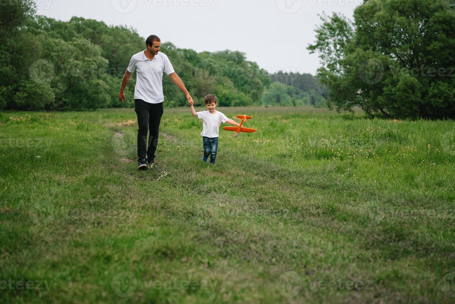 père et fils en jouant dans aviateur. Superman papa et fils ayant amusement. imagination et rêves de étant une pilote. enfant pilote avec avion sur papas dos. Voyage et vacances dans été. liberté photo