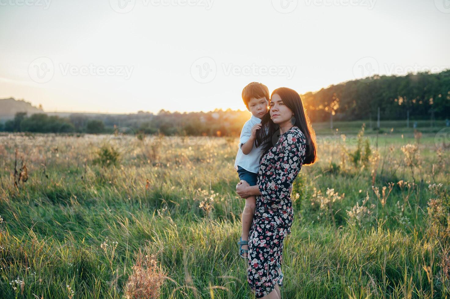 élégant mère et Beau fils ayant amusement sur le la nature. content famille concept. beauté la nature scène avec famille Extérieur mode de vie. content famille repos ensemble. bonheur dans famille vie. les mères journée photo