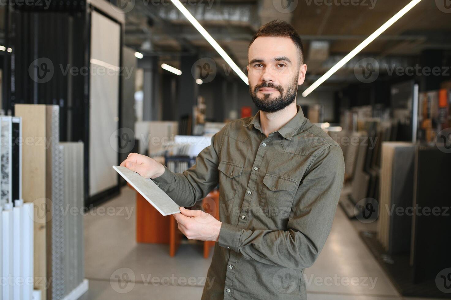 acheteur examine céramique carrelage dans une construction boutique photo