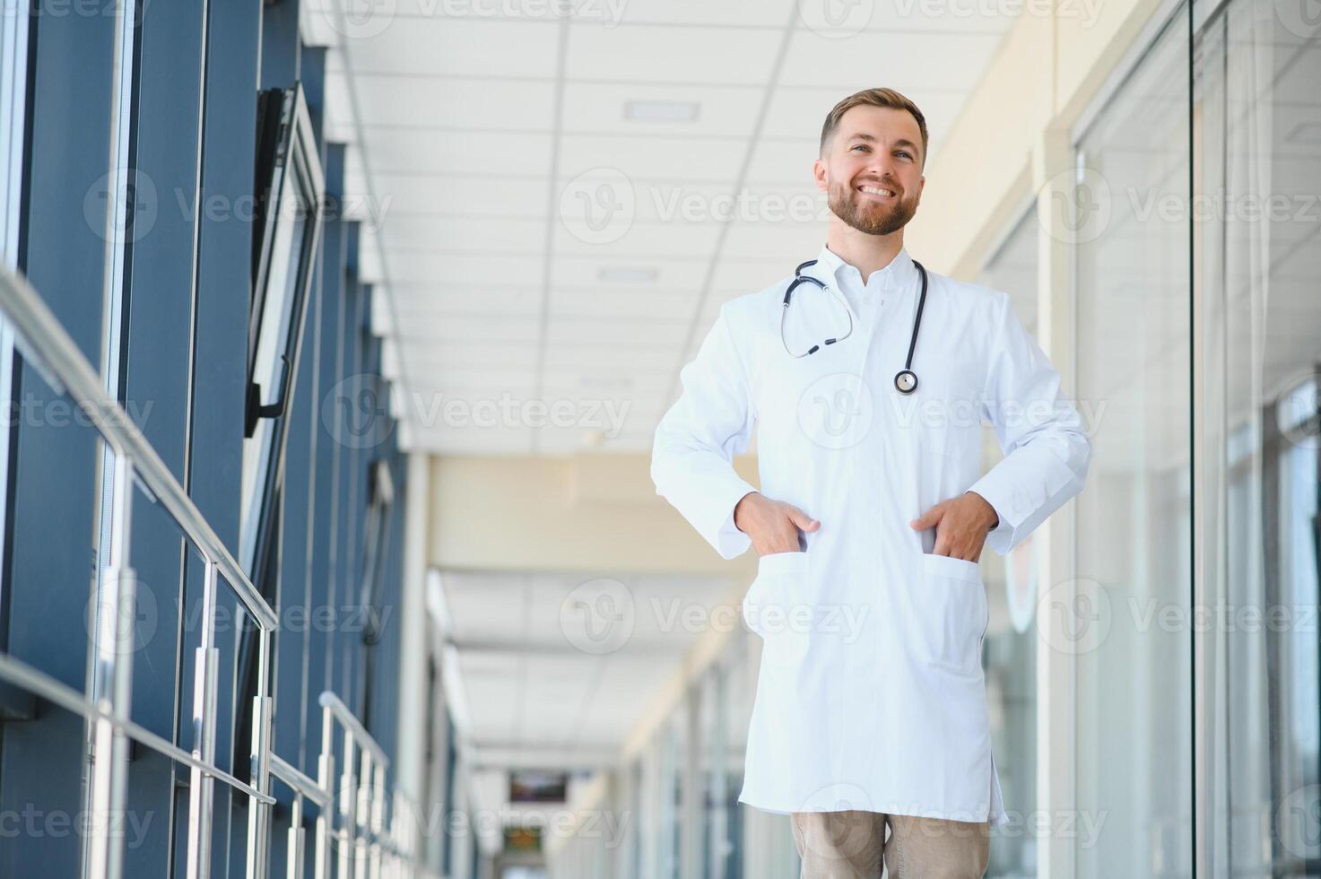 portrait de Beau Jeune médecin sur hôpital couloir photo