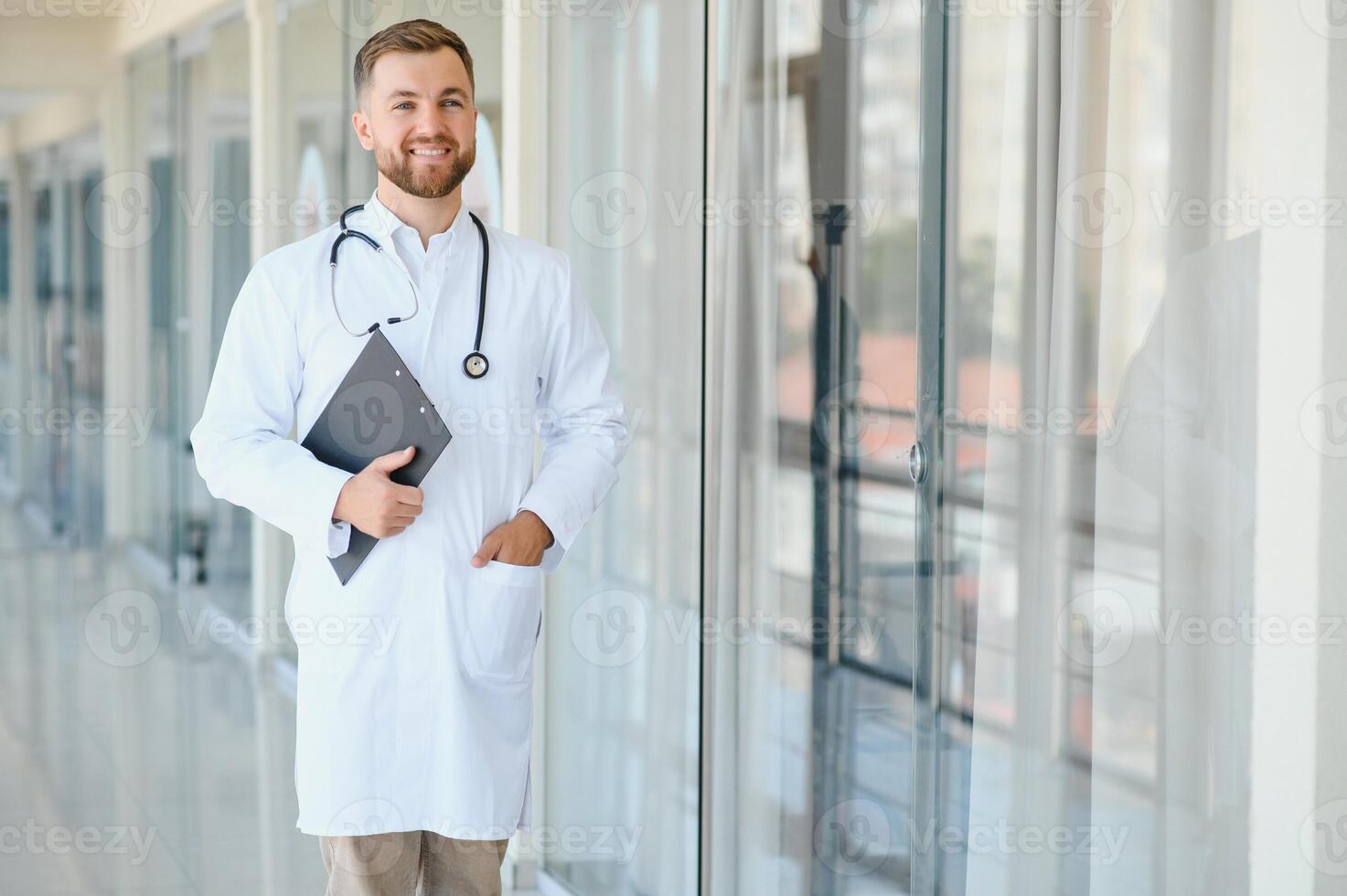 Jeune Masculin médecin dans une couloir de une général hôpital photo