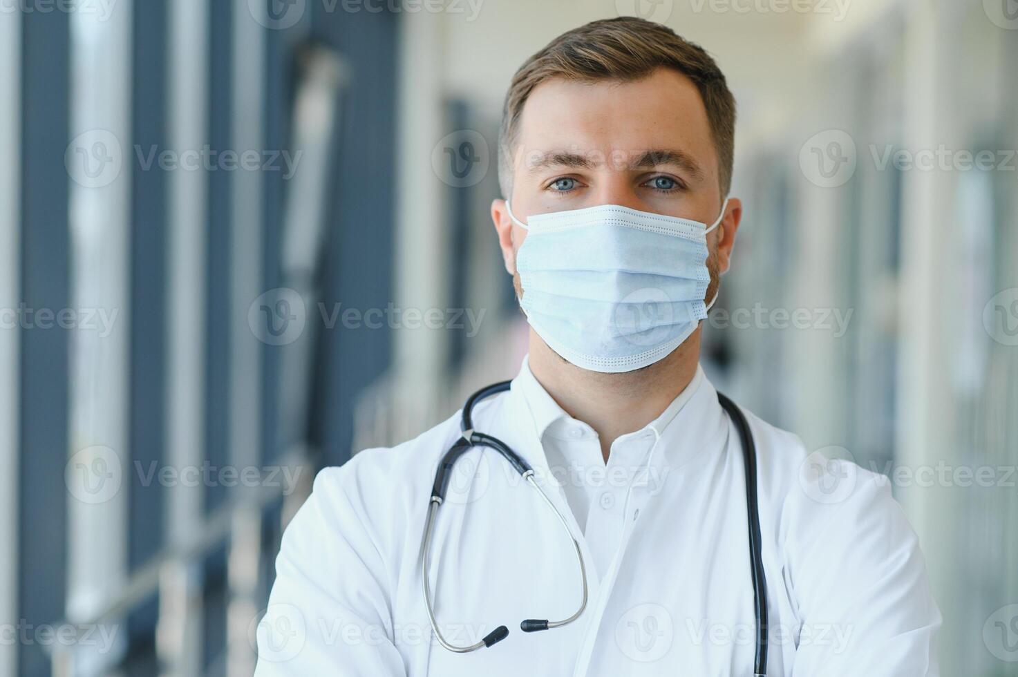 Jeune Masculin médecin dans une couloir de une général hôpital photo