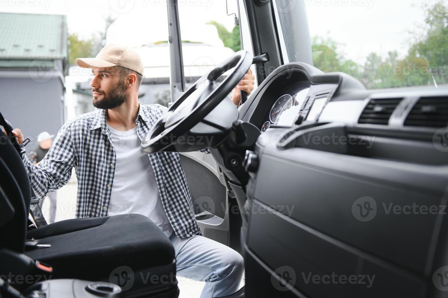 photo de motivée un camion chauffeur entrer le sien semi un camion longue véhicule. content camionneur. transport un service