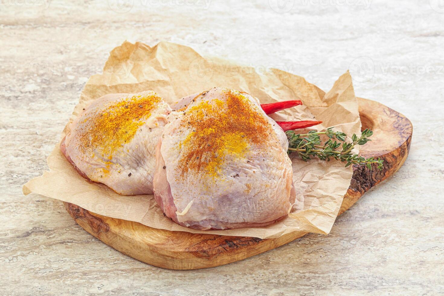 cuisse de poulet crue pour la cuisson photo