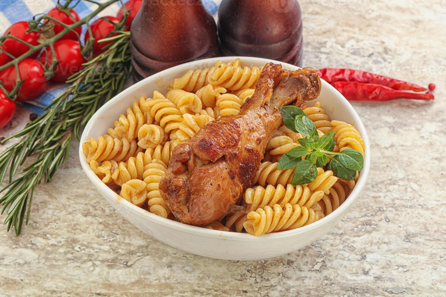 cuisse de poulet rôtie avec macaroni photo