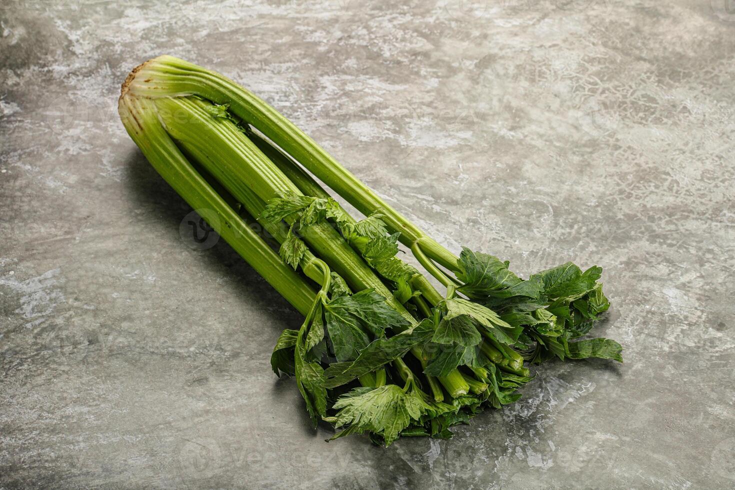 végétalien cuisine - céleri tiges avec feuille photo