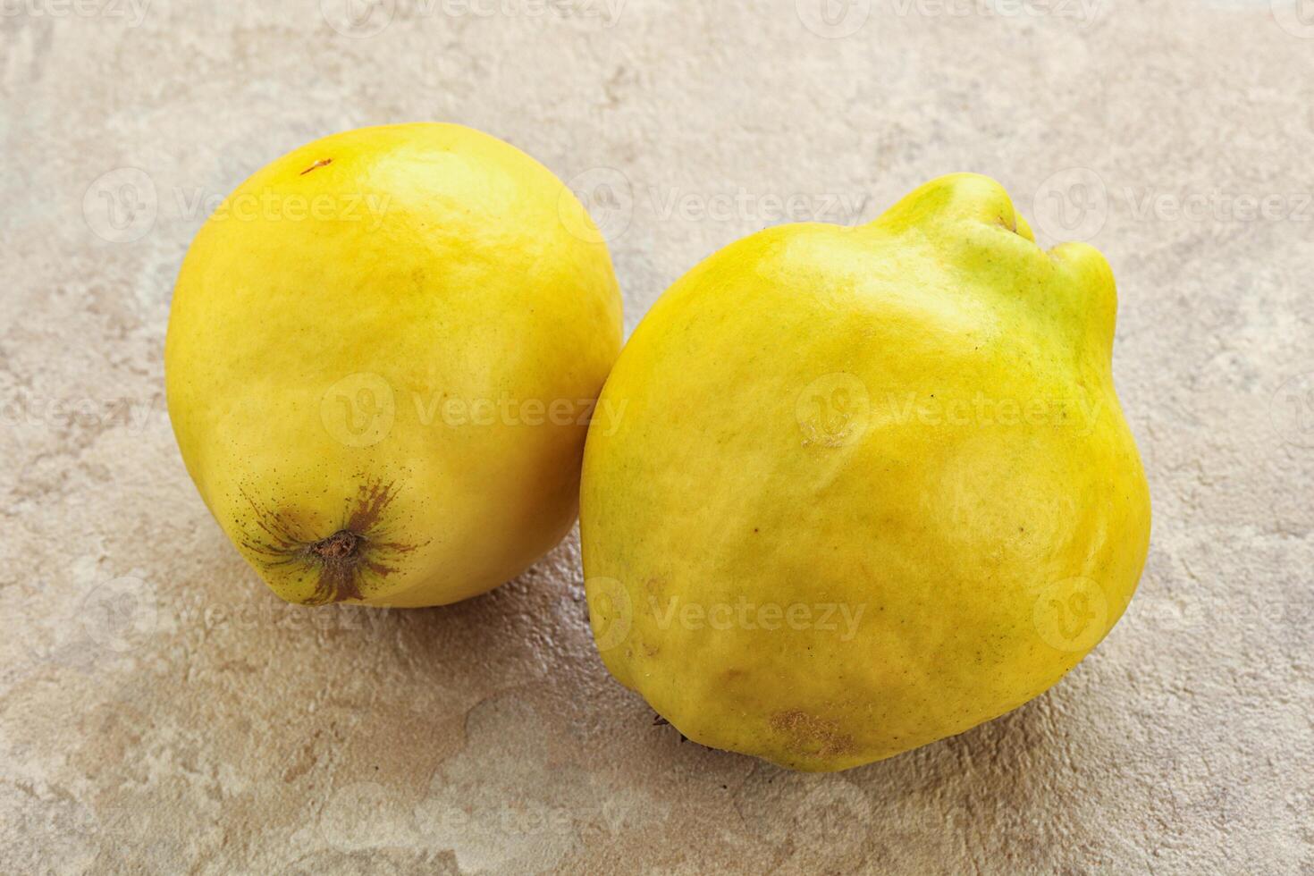 fruit de coing jaune mûr frais photo